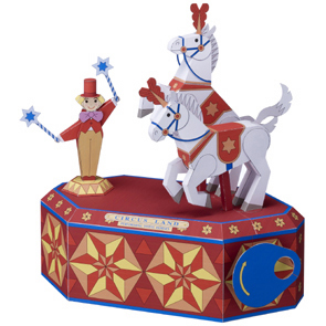 Выступление белых лошадей