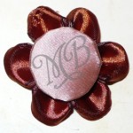 клеим цветок к основе