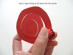 Начинайте сворачивать будущий бутон