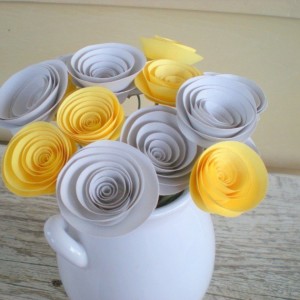 Букет из серых и жёлтых цветов