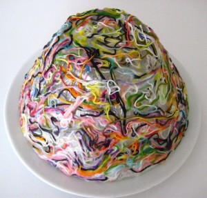 Обклеиваем вазу нитками