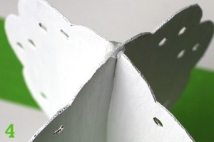 Зафиксируйте детали скотчем