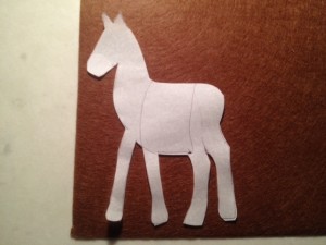 Вырежьте шаблон по контуру из бумаги