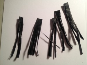 Приготовьте пряди из рафии для гривы и хвоста