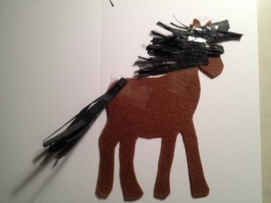 Зафиксируйте гриву и хвост с помощью скотча