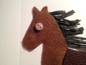 Приклейте или пришейте глаз