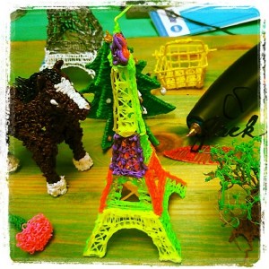 Маленькая разноцветная Эйфелева башня